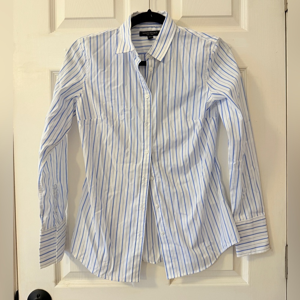 Banana Republic Women’s Riley button up blue and white stripe in size 2